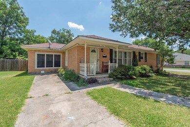 1302 Whaley Dr, Gainesville, TX 76240 - photo 2