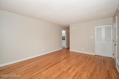 003-photo-family-room-7198356