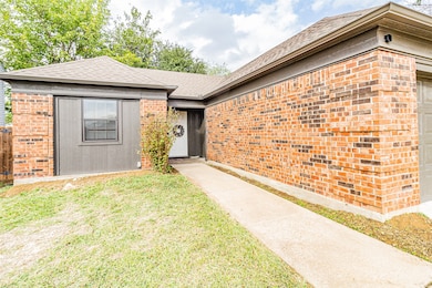 4637 Feathercrest Dr, Fort Worth, TX 76137 - photo 4