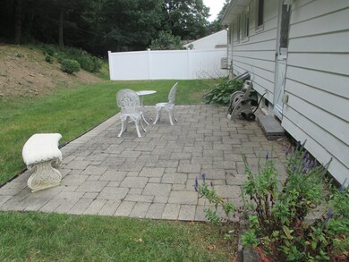 4 Wayne Ct, Holyoke, MA 01040 - photo 3