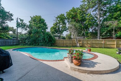 808 S Fairview Cir, Alvin, TX 77511 - photo 2