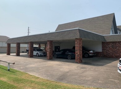 411 W Division St, Henryetta, OK 74437 - photo 2