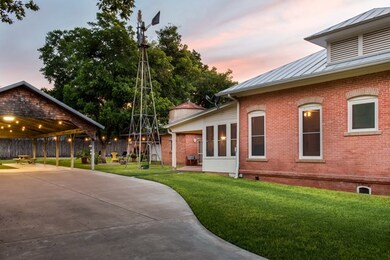 609 W Austin St, Fredericksburg, TX 78624 - photo 4