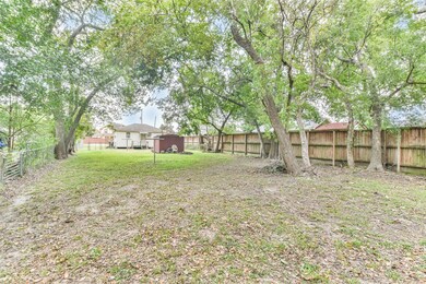 805 Duff Ln, Houston, TX 77022 - photo 4
