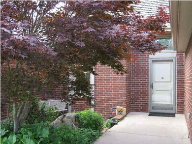 Wide entrance, no step (handicap accessible)