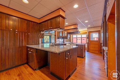 FarmhouseInBloomingdale_Kitchen_L