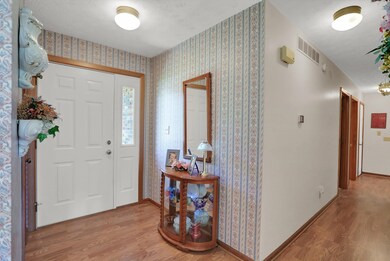 2833 Fox Pointe Dr, Columbus, IN 47203 - photo 4