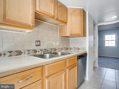 1952 Mayflower Dr, Woodbridge, VA 22192 - photo 4