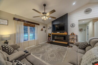 Phil Reed _ 204 Juniper Ave-31