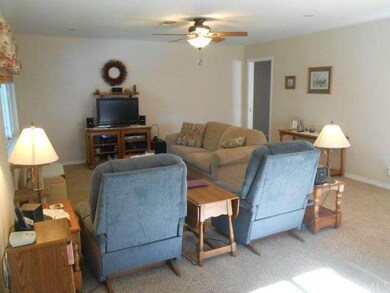 Large Living Room with Ceiling Fan, Large Window O