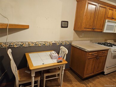 17-24 201st St unit 2-120, Whitestone, NY 11357 - photo 4