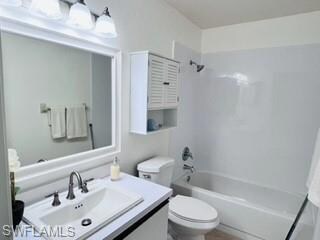 Full bathroom with tiled shower / bath, vanity, an