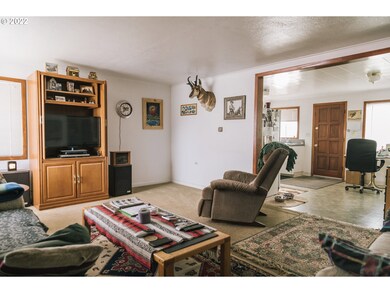 2731 E St, Hubbard, OR 97032 - photo 5