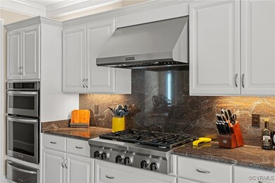 Kitchen with range hood, decorative backsplash, wh