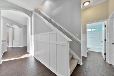 Foyer Entry w/ detailed molding