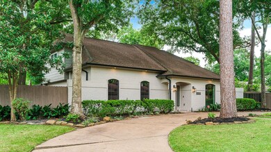 10111 Cedar Creek Dr, Houston, TX 77042 - photo 2