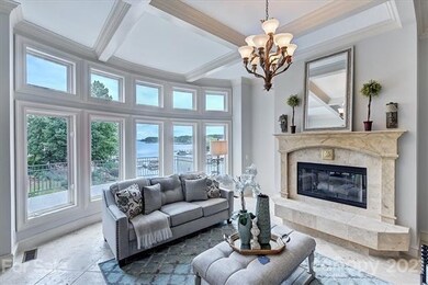 Living Room - gorgeous views!