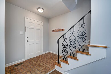 8526 Canterbury Square W, Indianapolis, IN 46260 - photo 2