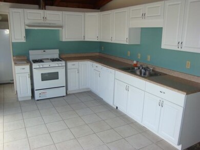 042-810215-Kitchen1