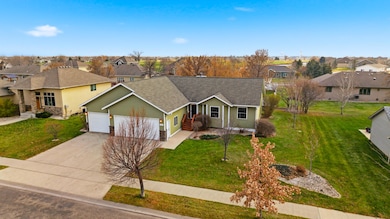 1415 Nicklaus Dr, Aberdeen, SD 57401 - photo 2