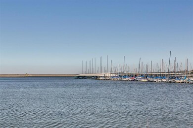 Only minutes walk to Grapevine lake and community 