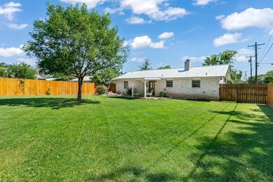 512 W Hackberry St, Fredericksburg, TX 78624 - photo 4