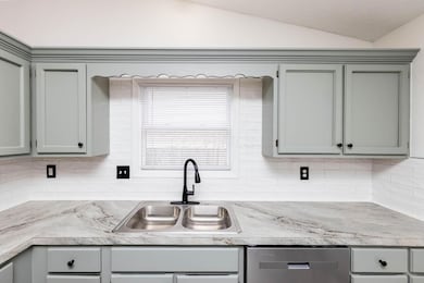 2423 Sutter Pkwy-08