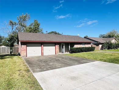 304 S Yaupon St, Lake Jackson, TX 77566 - photo 2