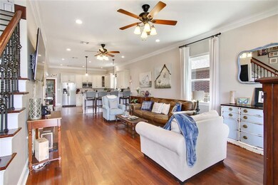 Lovely open concept with 10' ceiling, crown moldin