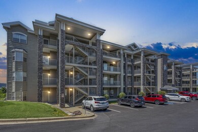 680 Emerald Pointe Dr 2, Hollister, MO