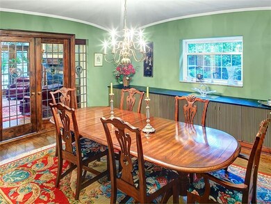 Large dining room can accommodate a lot of family 