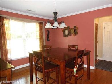 Dining Room. Bright Dining Room