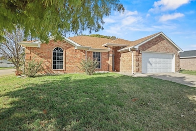 401 Barbara Jean Ln, Burleson, TX 76028 - photo 2
