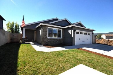 863 Virginia Dr, Central Point, OR 97502 - photo 3