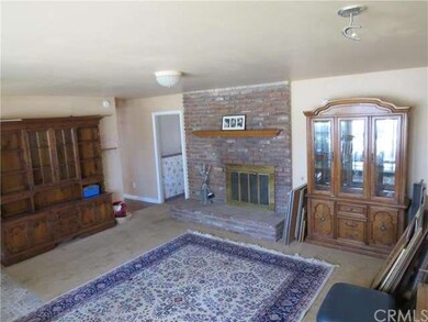 Large Living Room (17' x 16')