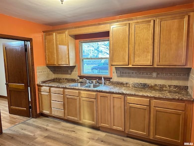 1215 Warren St, Davenport, IA 52804 - photo 5