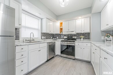 524 N Hamilton St, Lincoln, IL 62656 - photo 6