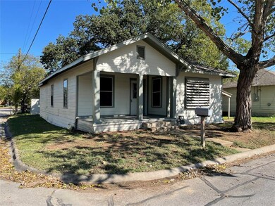 320 N Brazos Ave, Cleburne, TX 76031 - photo 2