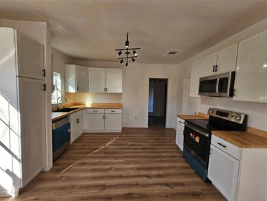 1501 E Scott St, Gainesville, TX 76240 - photo 6