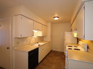 6003 S Madison Ave, Tulsa, OK 74105 - photo 7