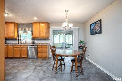 5608 Taylor Ct, Davenport, IA 52806 - photo 6