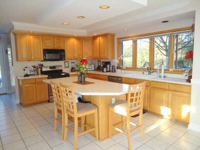 Kitchen Spacious Kitchen with Huge Breakfast-Bar I