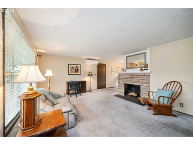 Living Room/Entrance
