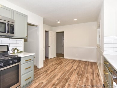 Eat in Breakfast nook