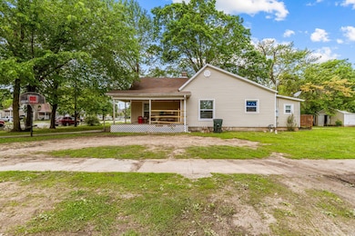 301 W Pleasant St, Aurora, MO 65605 - photo 2