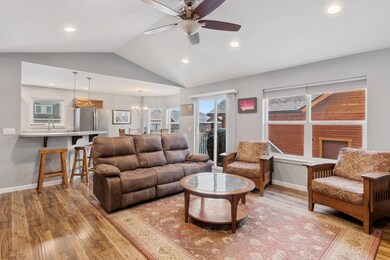 13HiddenCedarLoop livingroom