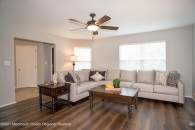 _RMJ3281 family room
