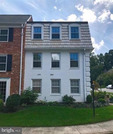 6817 Market Square Dr, McLean, VA 22101 - photo 2