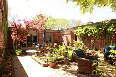 Enjoy dining and entertaining al fresco with this