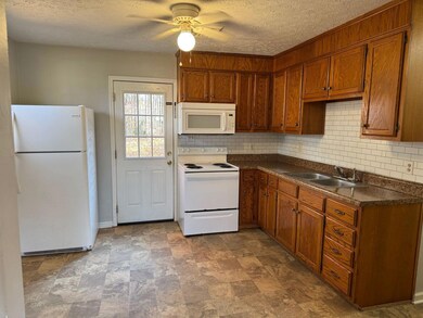 108 Elmwood Cir unit A, Martinsville, VA 24112 - photo 2